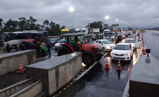 Trânsito lento: Veja quais rodovias permanecem com bloqueios no Norte de SC