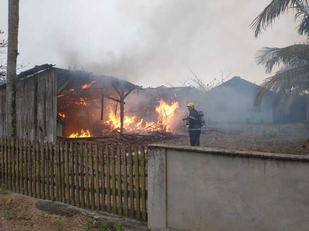 São Chico: Rancho de madeira é destruído pelo fogo na praia do Ervino