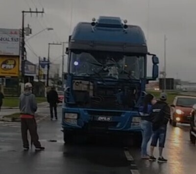 Itajaí: Caminhoneiro tenta furar bloqueio da BR-101 e caminhão acaba apedrejado