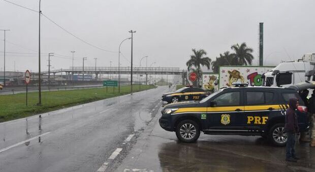 Trânsito liberado: Manifestantes liberam bloqueio do posto Santa Rosa em Itajaí