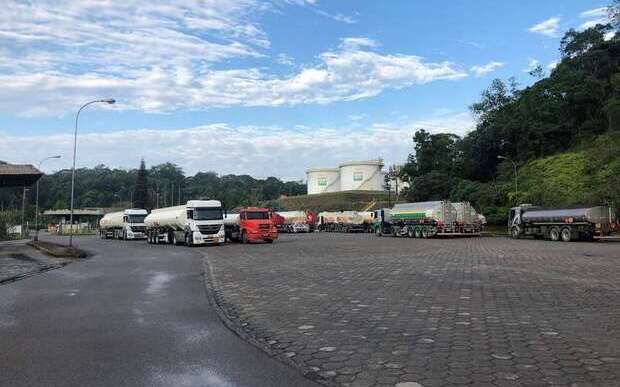 Caminhoneiros desbloqueiam bases de distribuição de combustíveis em SC