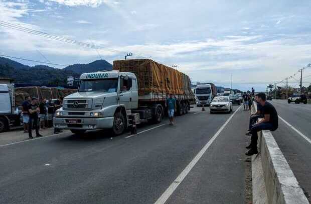 Caminhoneiros continuam com quatro pontos de bloqueio em rodovias federais em SC