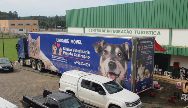 São João do Itaperiú: Carreta de castração atende 100 animais gratuitamente