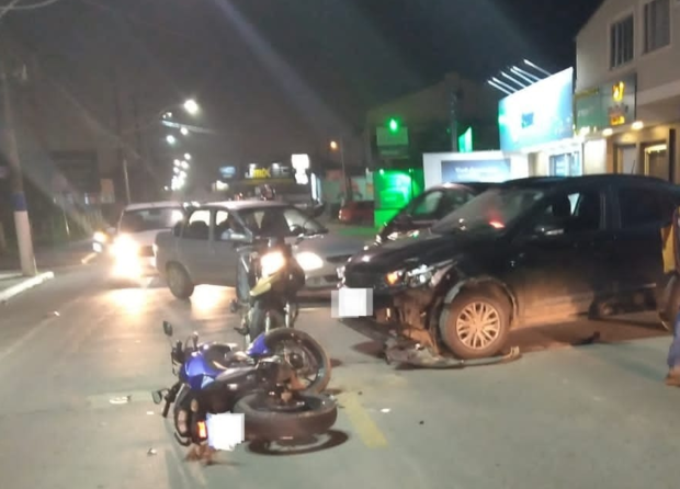 Penha: Acidente na Praia Alegre deixa motociclista com suspeita de fratura no braço esquerdo