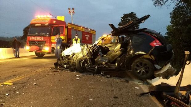 São Chico: Carro e caminhão batem de frente na BR-280