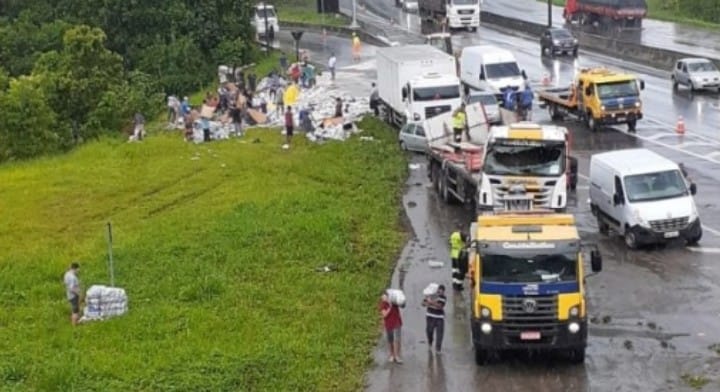 SOBROU PRO CARRETEIRO: CARGA DE ARROZ É SAQUEADA APÓS CAMINHÃO TOMBAR NA BR-101 EM ARAQUARI
