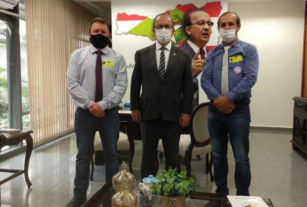 Penha: Vereadores da bancada do DEM, Mário Marquett e Sebastião Reis Júnior, entregam ofício para aquisição de uma escavadeira para o senador Jorginho Melo