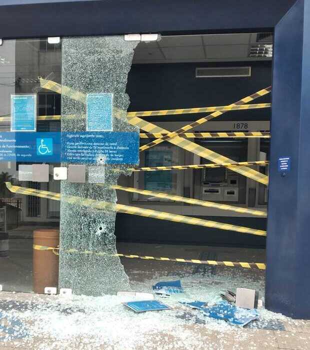 Tiroteio: Bandidos atiram e destroem a fachada da agência da Caixa Econômica Federal de Barra Velha