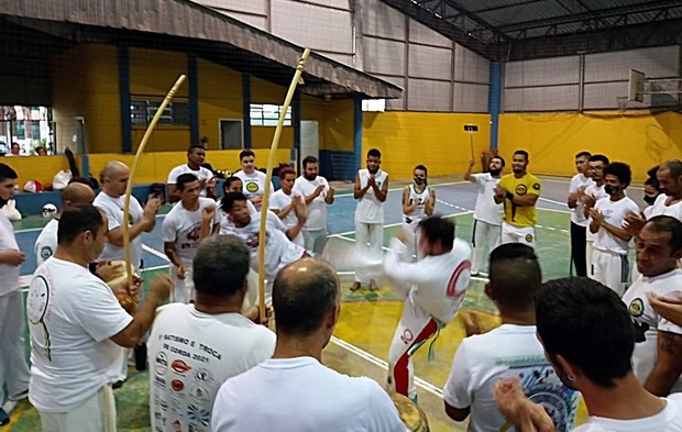 Balneário Piçarras: Roda de Encontro de Mestres de Capoeira foi atração no Ginásio Figueirão no domingo