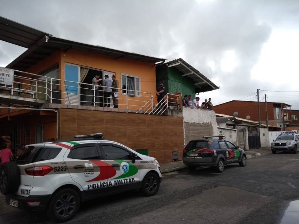ENDOIDOU: HOMEM EM SURTO PSICÓTICO MORRE DEPOIS DE AMEAÇAR POPULARES E QUEBRAR VIDRAÇAS DA CASA.