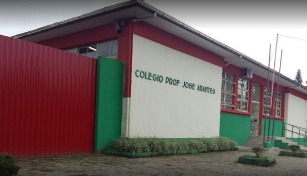 Na mochila: Aluno é flagrado com facão e canivete em colégio estadual no Centro de Camboriú