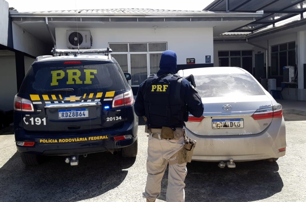 Tava clonado: Dupla é presa na BR-101 com carro roubado no Paraná