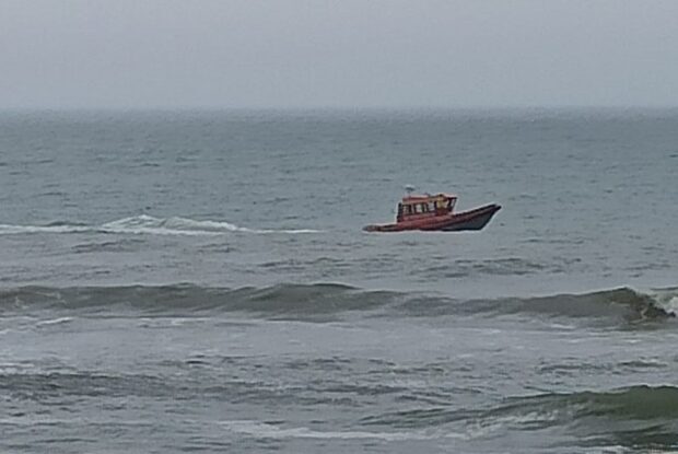 São Francisco do Sul: Bombeiros retomam busca por jovem que desapareceu na praia do Ervino