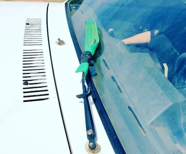 Tem que ser estudado pela Nasa: Motorista usa rodo como limpador de para-brisa em Curitibanos