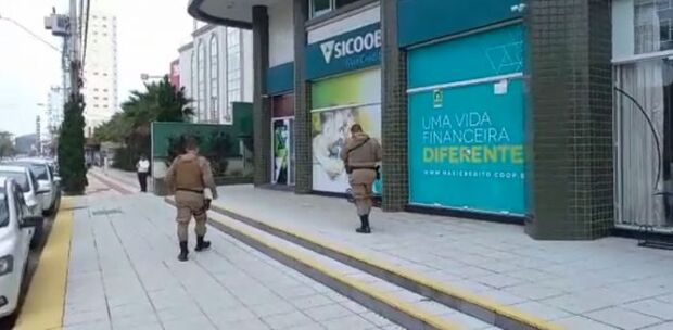 Balneário Piçarras: Trio invade agência Sicoob e leva dinheiro dos caixas