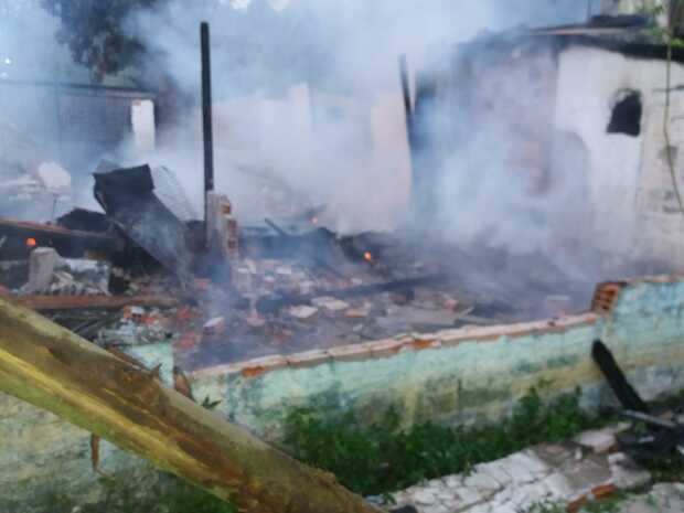 Barra Velha: Incêndio destrói residência e moto no bairro Itajuba