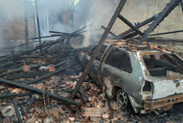 Penha: Incêndio destrói casa e carro na Rua Paraná