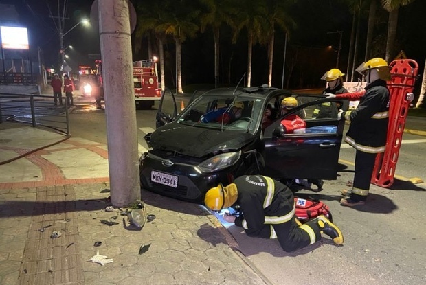 Errou a mira: Mulher tenta atropelar namorado e acerta o poste em Joinville