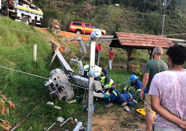 Na curva da morte: Poste cai em cima de trabalhadores na SC-486 em Itajaí