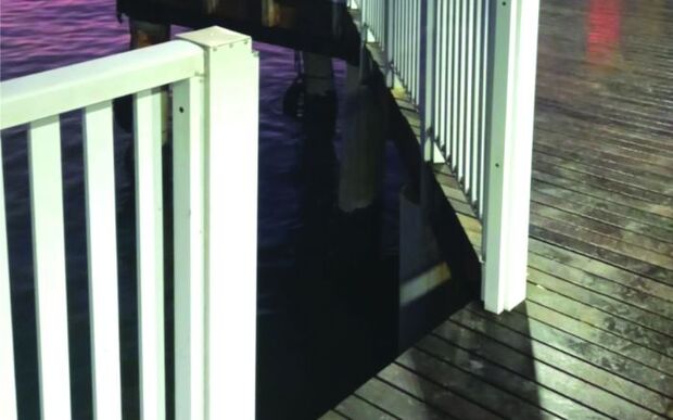 Penha: Trapiche da praia de Armação é alvo de vandalismo