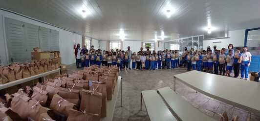 Barra Velha: Estudantes matriculados em extensão educacional na Cozinha Comunitária são presenteadas pelo Dia das Crianças