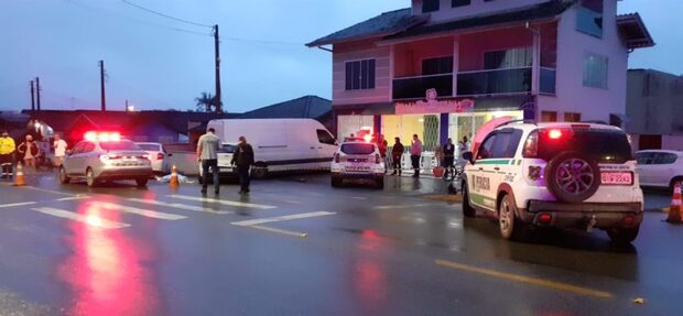 No Morro do Meio: Homem morre ao bater carro em van estacionada em Joinville