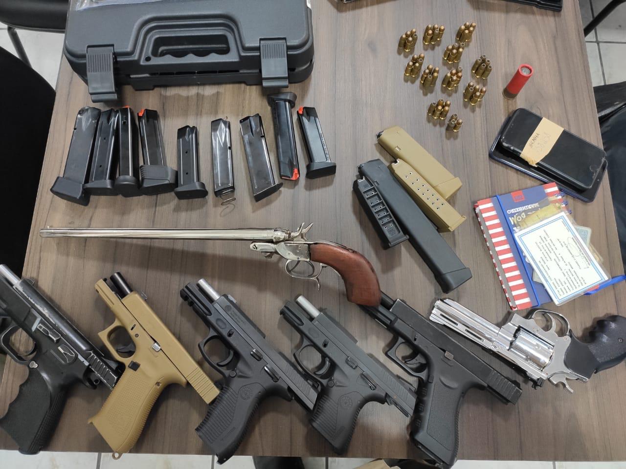 VERDADEIRO ARSENAL: DUPLA É PRESA COM ARMAS E DROGAS NA MEIA PRAIA EM NAVEGANTES