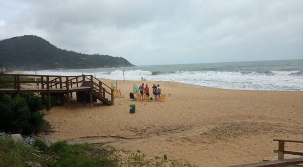 Afogamento: Mulher e jovem são resgatadas na praia do Estaleirinho em Balneário Camboriú