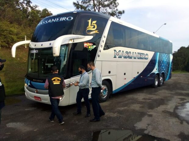 Barra Velha: Ônibus de SC é flagrado com cerca R$ 1 milhão em mercadorias falsas