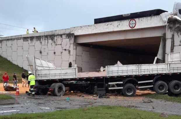 Tombamento: Carreta tomba ao cair do viaduto de acesso à Penha na BR-101