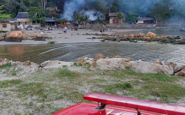 Penha: Fogo destrói casa na Vila dos Pescadores na barrinha do Rio Gravatá
