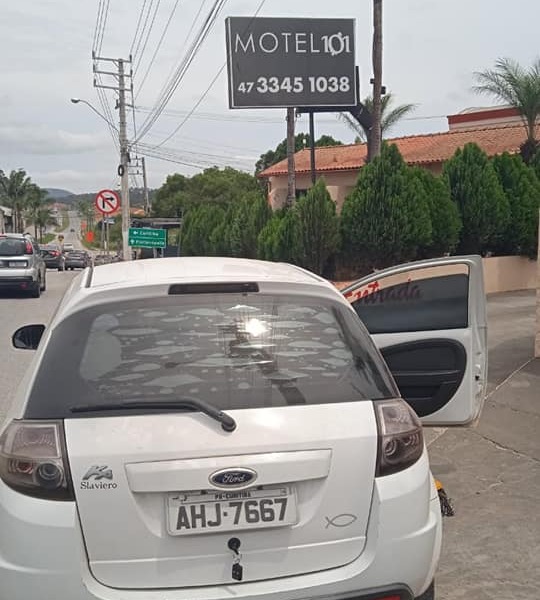Balneário Piçarras: Dupla é presa na marginal da BR-101 após roubo em loja de materiais de construção