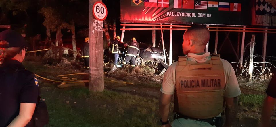 NO MORRO CORTADO: JOVEM MORRE NAS FERRAGENS AO BATER CONTRA OUTDOOR NA RODOVIA OSVALDO REIS EM ITAJAÍ