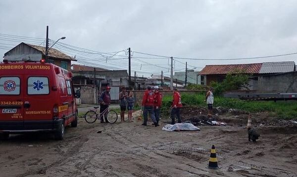 Navegantes: Corpo de jovem é encontrado com perfurações de faca no bairro Machados