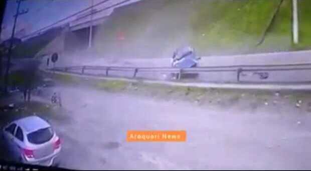 Na BR-101 - Carro cai de viaduto em Pirabeiraba e motorista fica gravemente ferido