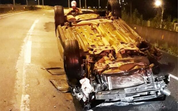 Penha: Carro de aplicativo capota próximo do túnel da Santa Lídia na Rodovia Transbeto