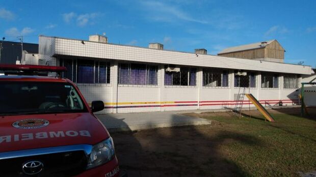 Susto: Incêndio no forro do teto de Escola do bairro Imaruí faz alunos e professores deixarem prédio às pressas