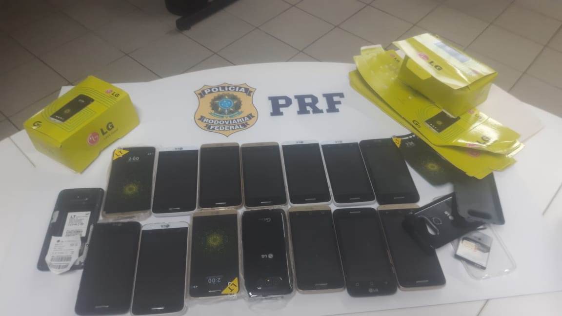 PIRATARIA: MOTORISTA COM CARRO DE BALNEÁRIO PIÇARRAS É FLAGRADO COM CELULARES FALSIFICADOS