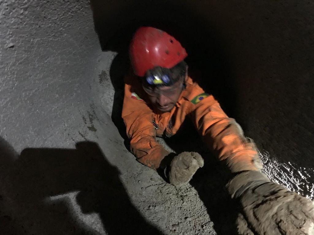 TREINAMENTO: GRUPO DE RESGATE FAZ SIMULAÇÃO DE SALVAMENTO EM ESCOMBROS