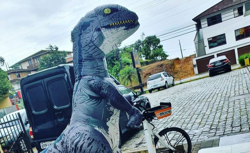 Dinossauro: Personagem famoso em Joinville é preso por arrombar caixa eletrônico