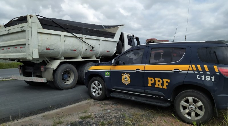 TAVA PESADÃO: PRF FLAGRA CAMINHÃO COM CARGA EXCEDENTE NA BR-470 EM NAVEGANTES