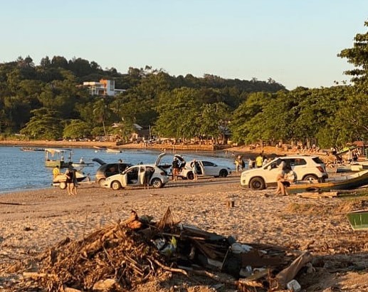 Flagrante: Motoristas estacionam carros na faixa de areia das praias de Armação e do Cascalho em Praia do Cascalho em Penha