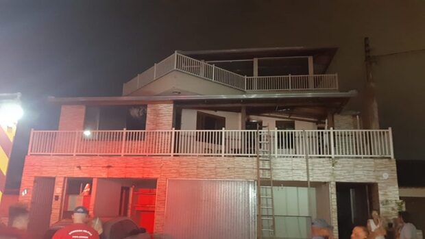 Navegantes: Gestante de oito meses é resgatada pelos bombeiros durante incêndio em apartamento