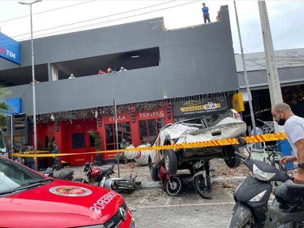 De Ré: Carro despenca de estacionamento no segundo andar de supermercado na Meia Praia em Itapema