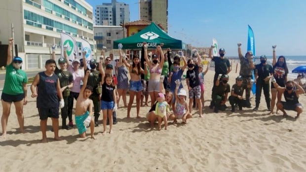 Barra Velha: Mutirão de limpeza recolhe cerca de cinco mil bitucas de cigarro da praia Central
