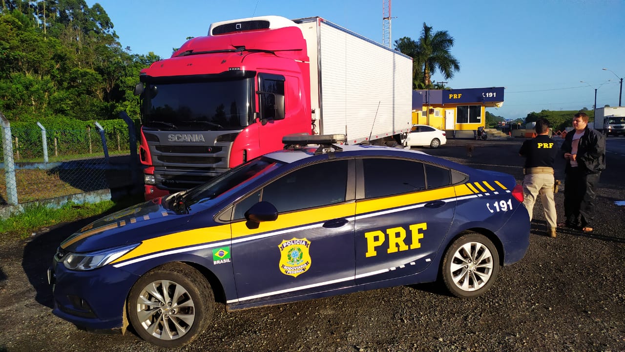 RASTREAMENTO: PRF RECUPERA CAMINHÃO BAÚ COM CARGA DE CARNE DE PORCO EM BARRA VELHA