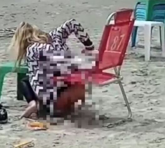 Tava apuradinha: Mulher é flagrada fazendo xixi na praia Central de Balneário Camboriú