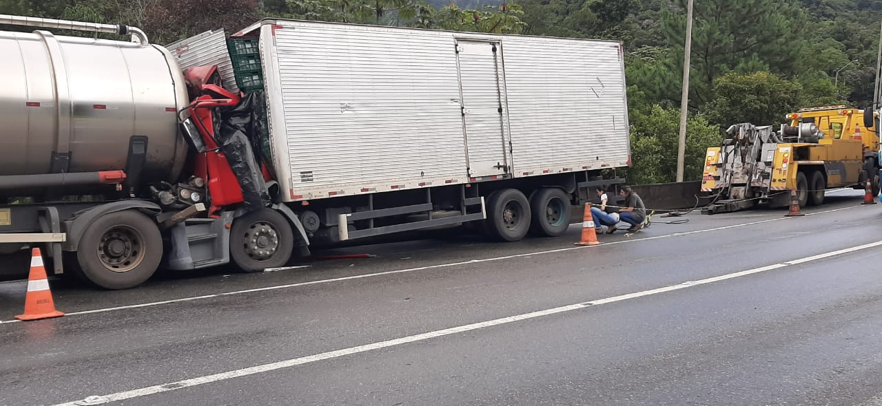 COLISÃO TRASEIRA: MOTORISTA MORRE AO BATER EM CARRETA NA DESCIDA DA SERRA NA BR-376
