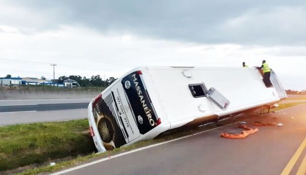 No Gramado: Ônibus de turismo tomba e deixa seis passageiros feridos na BR-101