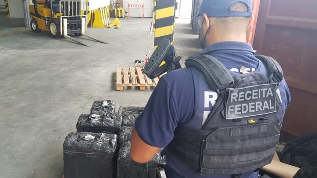 Farinha batizada: Receita Federal apreende mais de 220 quilos de cocaína no Porto de Itapoá